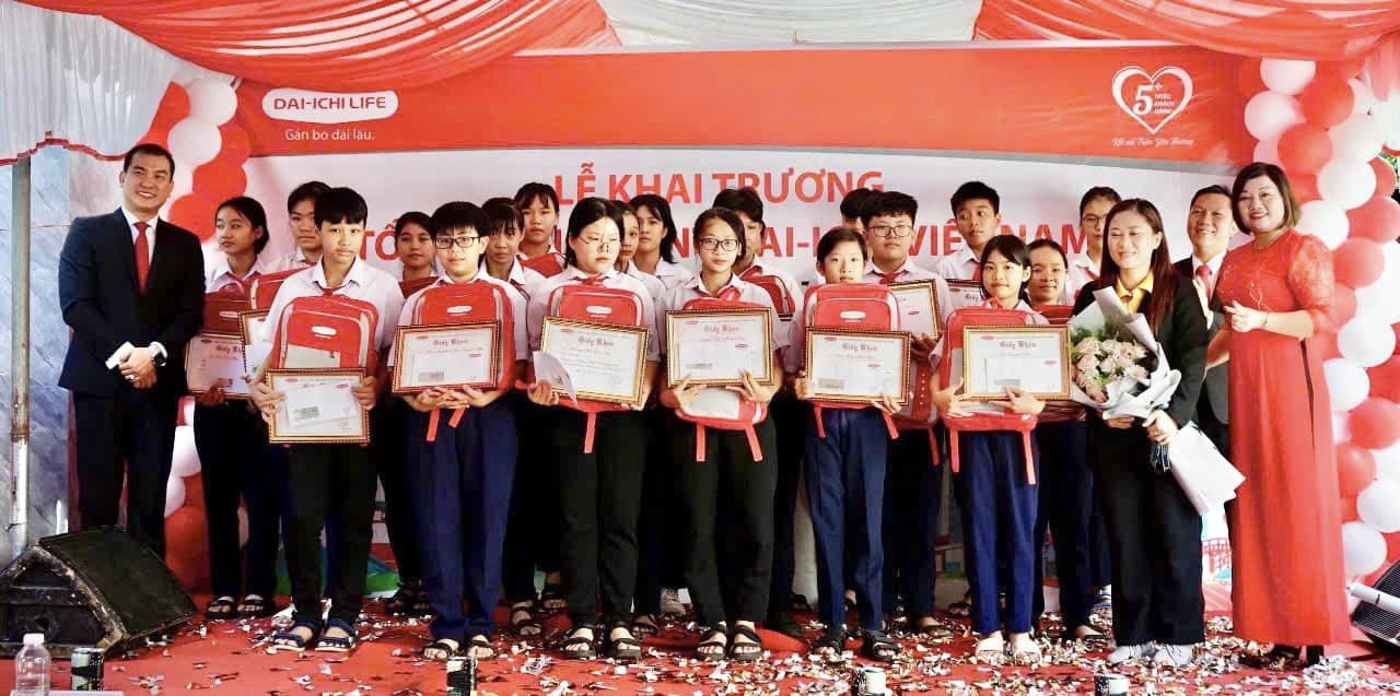 Nhân dịp này, Dai-ichi Life Việt Nam đã trao 20 suất học bổng trị giá 10 triệu đồng cho 20 học sinh vượt khó học giỏi trên địa bàn Thành phố Dĩ An